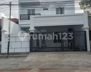 Rumah Mewah Dalam Komplek di Pondok Kelapa