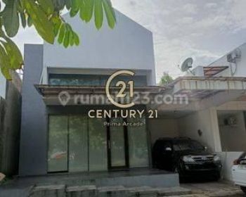 Rumah Dua Lantai Depan Taman Dan Kolam Renang Di Jakarta Selatan