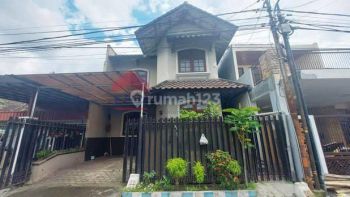 Rumah Gaya Klasik 2 Lantai Lokasi Strategis Dekat Pusat Kota
