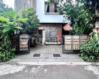 Rumah Asri 2 Lantai + Rooftop, High Ceiling, Siap Huni