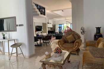 Rumah Mewah Nyaman, Bangunan Mandiri Lengkap dengan Private Swimming Pool di BSD