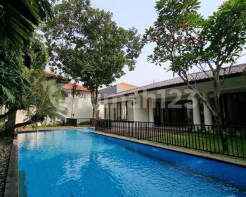 Rumah Mewah Dalam Komplek, Lingkungan Nyaman, Kemang