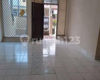 Rumah Bagus di Taman Modern, Jakarta Timur