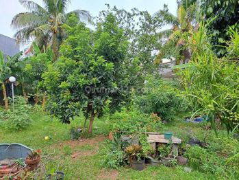 Rumah Hitung Tanah Di jalan Utama dekat Pintu TOL Ciledug  Jakarta Selatan