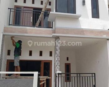 Rumah Exclusive 2 Lantai Lokasi Strategis Dekat Stasiun Cakung