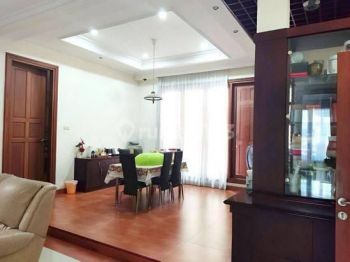 Dijual rumah Classic Graha Famili 2 lantai