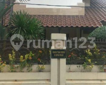 Rumah nyaman,luas dengan design menarik di Pejaten Jakrta Selatan