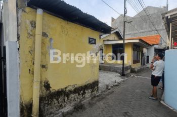 DI  TANAH TENGAH KOTA DEKAT TUGU YOGYAKARTA