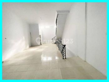 Chandra Rumah Ngantong Hadap Timur di Jelambar Lt 110m2