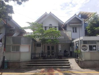 Rumah di Anggrek Loka Lantai Dekat Pusat Bisnis dan Kuliner