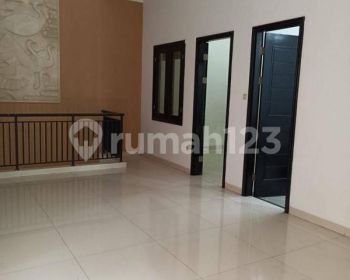 Rumah 3 lantai, siap huni di Sunter,  semi furnish di lingkungan yang tenang.