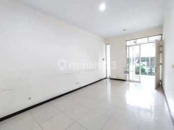 Di Jual Rumah Hunian Nyaman Terawat Siap Huni Lokasi Strategis di Taman Kopo 5