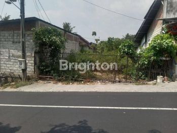 TANAH DI SELATAN UMY PINGGIR JL RAYA UTAMABARAT KANTOR KALURAHAN BANGUNJIWO