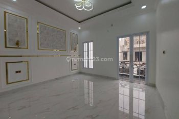 Rumah Clasic Mewah 2 Lantai, 4 KT 4 KM di Jakarta Selatan, Dekat Pintu Tol, dan