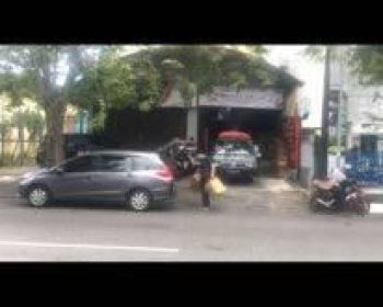 Toko pinggir jalan Abdulrahman Saleh Semarang barat.