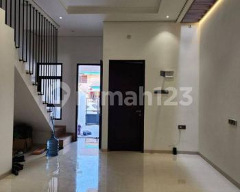 Rumah Baru SHM 2,5 Lantai Lokasi Bagus Jalan Lebar Siap Huni di Rawamangun Timur