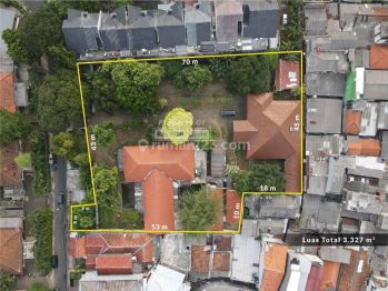 Rumah Dengan Tanah Yang Luas Harga NJOP BUTUH CEPAT, Lokasi Di Pinggir Jalan