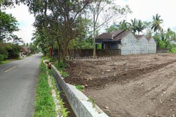 Dekat Pintu Tol Tempel Sleman, Tepi Jalan Raya
