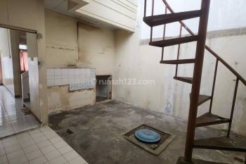 Dijual Rumah di Taman Palem Lestari 2 Lantai SHM kondisi Bagus hadap Timur Laut