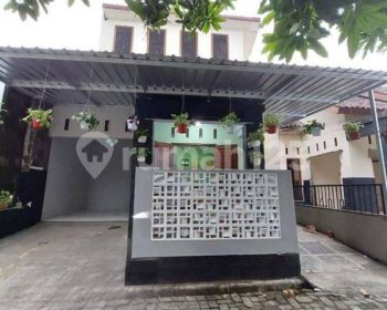 MURAH BANGET ! RUMAH CANTIK 2 LANTAI KEKINIAN FULLY FURNISHED DALAM PERUMAHAN DI