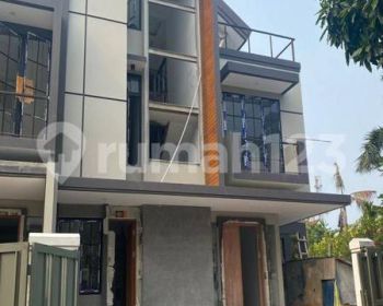 Rumah Baru Permata Buana Hoek Bangunan 3 Lantai 210m2