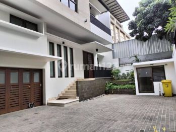 Rumah 2 Lantai Bagus Modern Semi Furnished di Pondok Indah 01.24