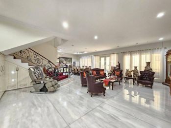 Muara Karang, Hadap Timur, Depan Taman