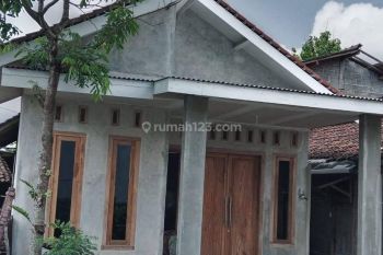 Dikontrakkan Rumah Baru di Jalan Magelang Halaman Luas