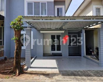 Rumah minimalis 2 lantai rapi siap huni di kota wisata