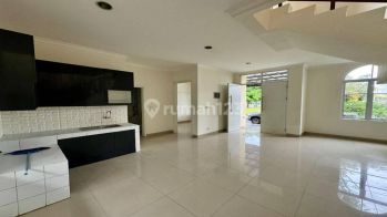 Disewa  Rumah Semi Furnished 4 Kamar Tidur Di Jakarta Garden City Cakung