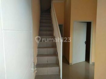 Rumah di Gununganyar upn 2 Lantai SHM Baru Timur ready