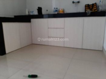 Sewa rumah 2 lantai SHM dengan harga termurah  dan bagus