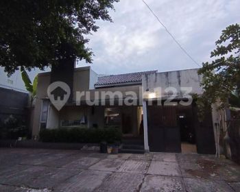 Disewakan Rumah 2lt Lokasi Strategis di Menteng