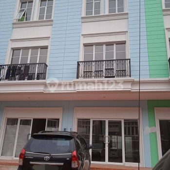 Ruko pinggir jalan Neo Piazza 3 lantai