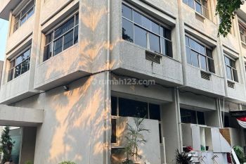 Jual Cepat Gedung Kantor 3 Lantai Hook Menteng