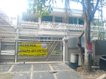 Rumah sewa di Danau Indah Barat 2 Lantai pinggir jalan bisnis