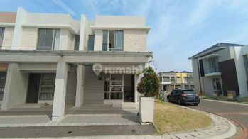 Rumah baru dua lantai di cluster scarlet pik2 di Cluster scarlet pik2