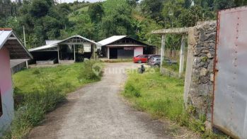 Rumah Kandang Sapi di Lembang