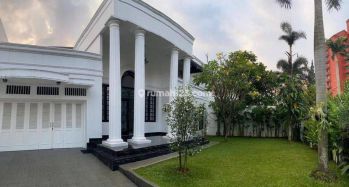Classic white house in quite area of Pondok Indah