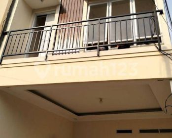 Dijual rumah siap huni 2 lantai + Rooftop Carpot di Jagakarsa SHM