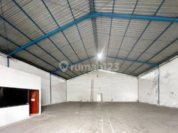 Gudang Margomulyo, Strategis, Murah