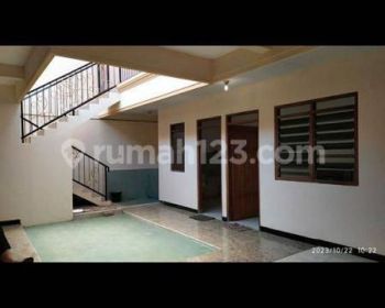 Rumah murah bagus siap huni di bratang ngagel surabaya. Kamar banyak ada 5.