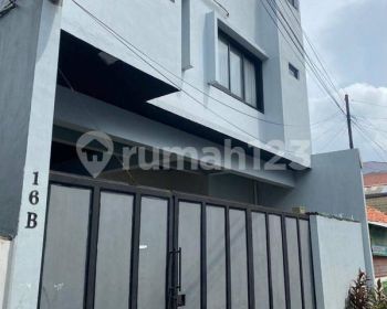 Disewakan Rumah Lokasi Strategis 3 Lantai full furnished