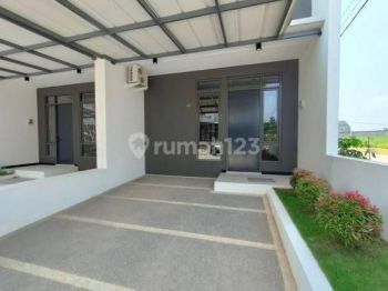 Cocok untuk pasangan baru Rumah di Taman kopo indah 5 2 Lantai SHM Baru