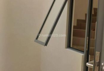 Rumah Baru Pinggir Jalan Di Taman ratu(TR107)