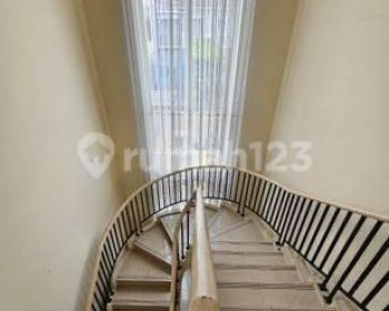 Dijual Cepat Rumah Hoek 2 Lantai Full Furnished Siap Huni di Less Belles