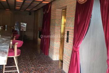 Gedung Mewah Strategis Luas di Jakarta Selatan