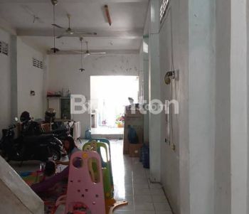 RUMAH TINGKAT DI LOKASI PERDAGANGAN