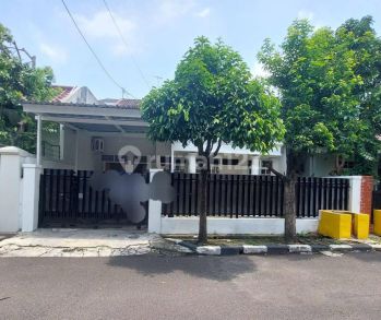 Rumah lokasi strategis dekat stasiun LRT