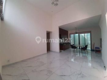 Rumah 2 Lantai Bagus Semi Furnished di Semayang Jakarta Garden City Cluster ,